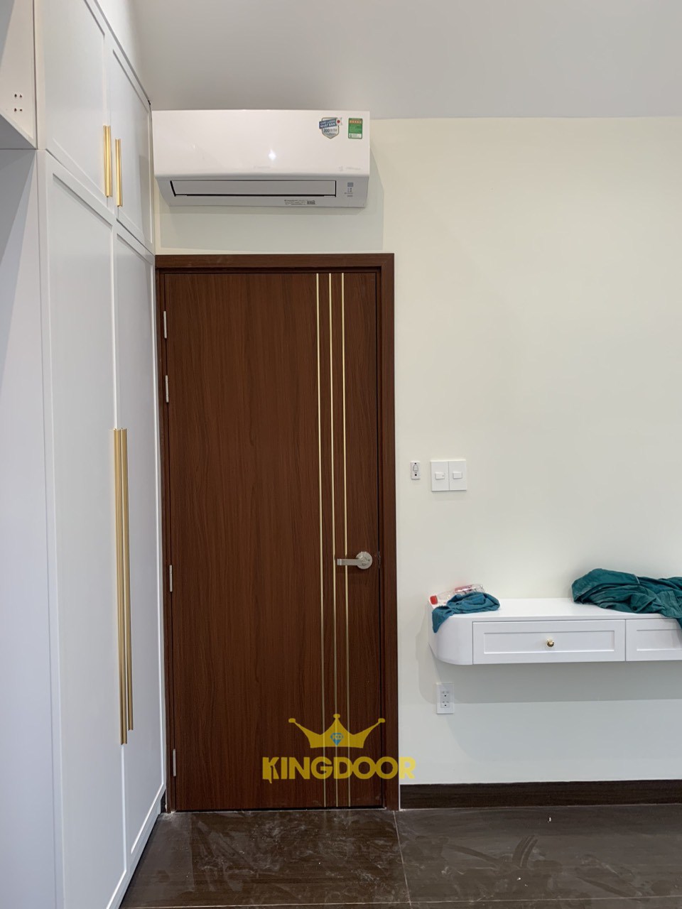 Cửa Nhựa Composite Lắp Đặt Nhanh Chóng